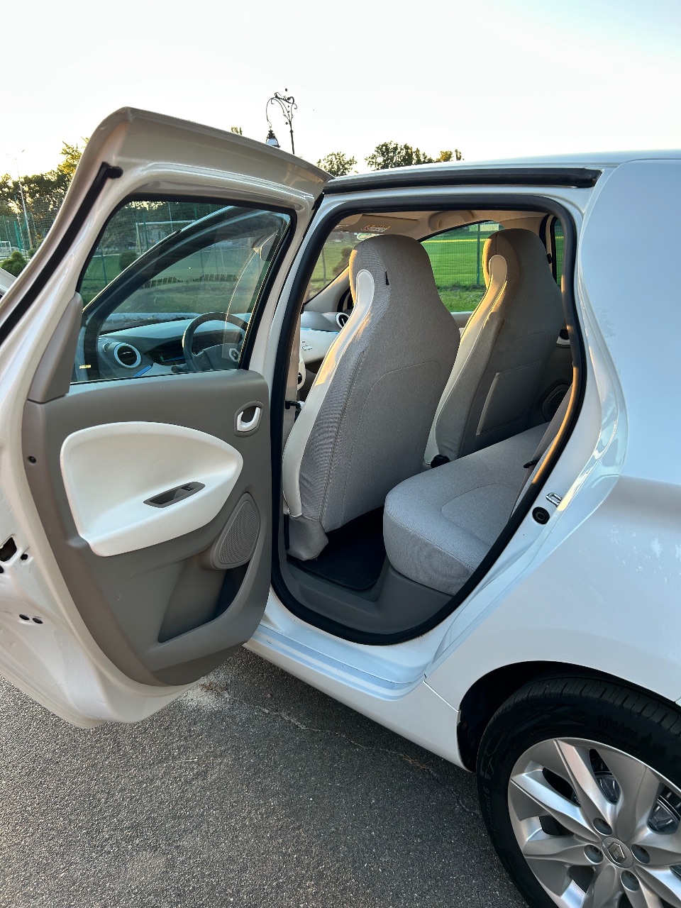 Renault ZOE - фото 12