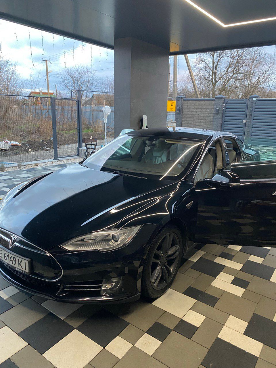 Tesla Model S - фото 1