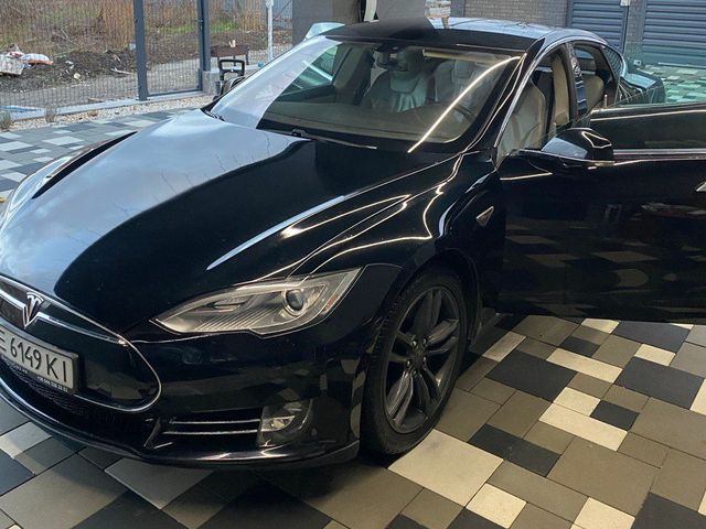 Tesla Model S - фото 1