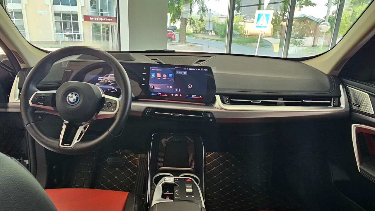 BMW iX1 - фото 9