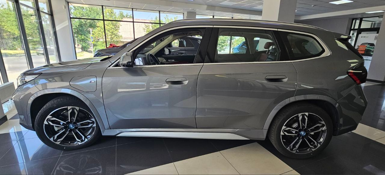 BMW iX1 - фото 8