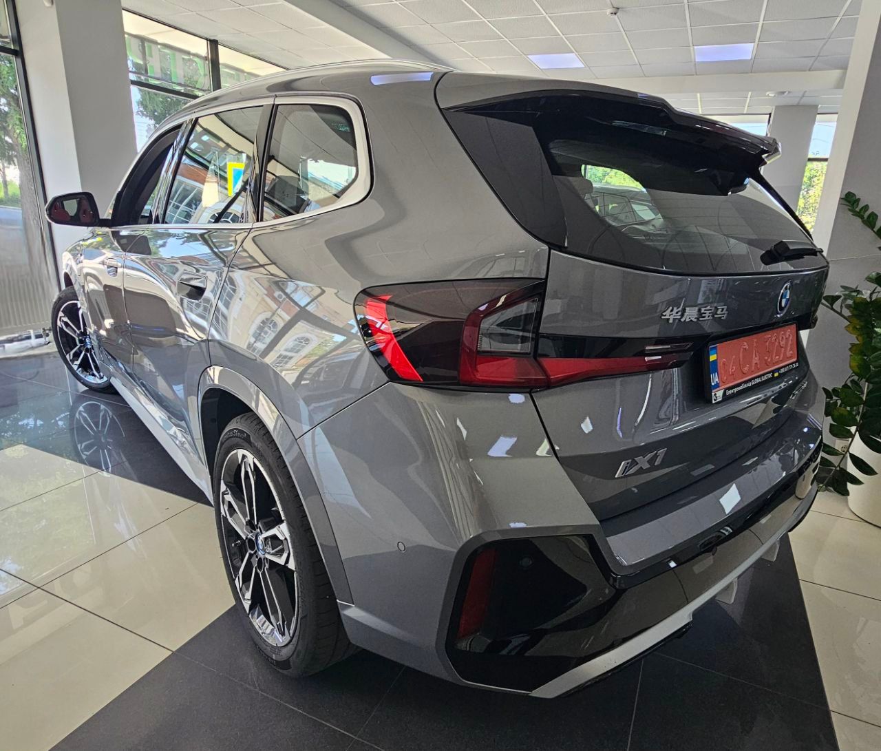 BMW iX1 - фото 7