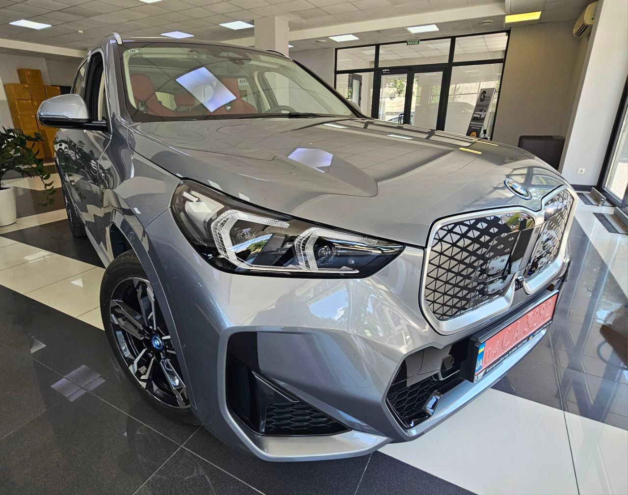 BMW iX1 - фото 3