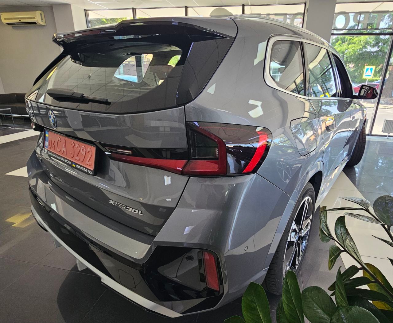 BMW iX1 - фото 5