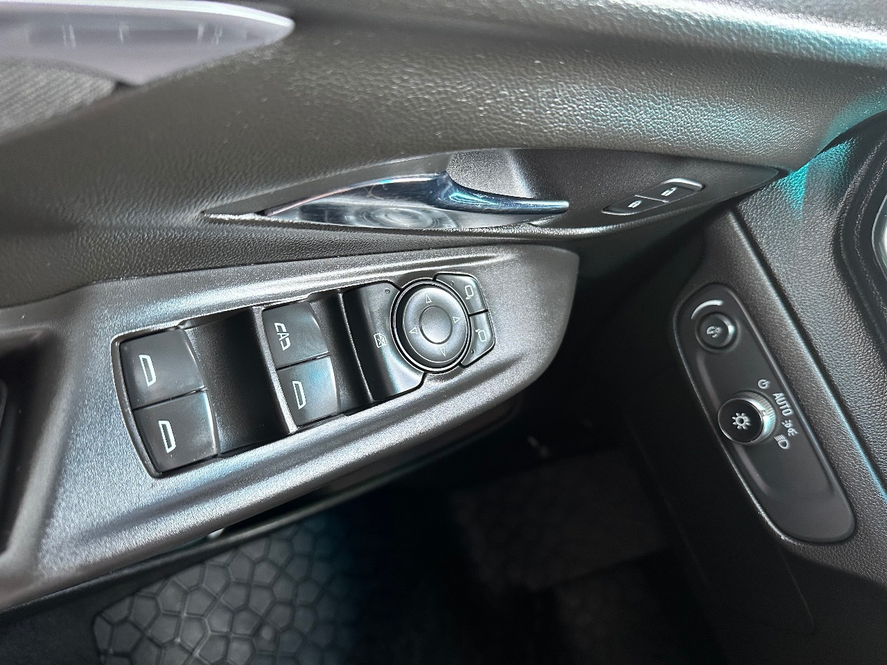 Chevrolet Bolt - фото 21