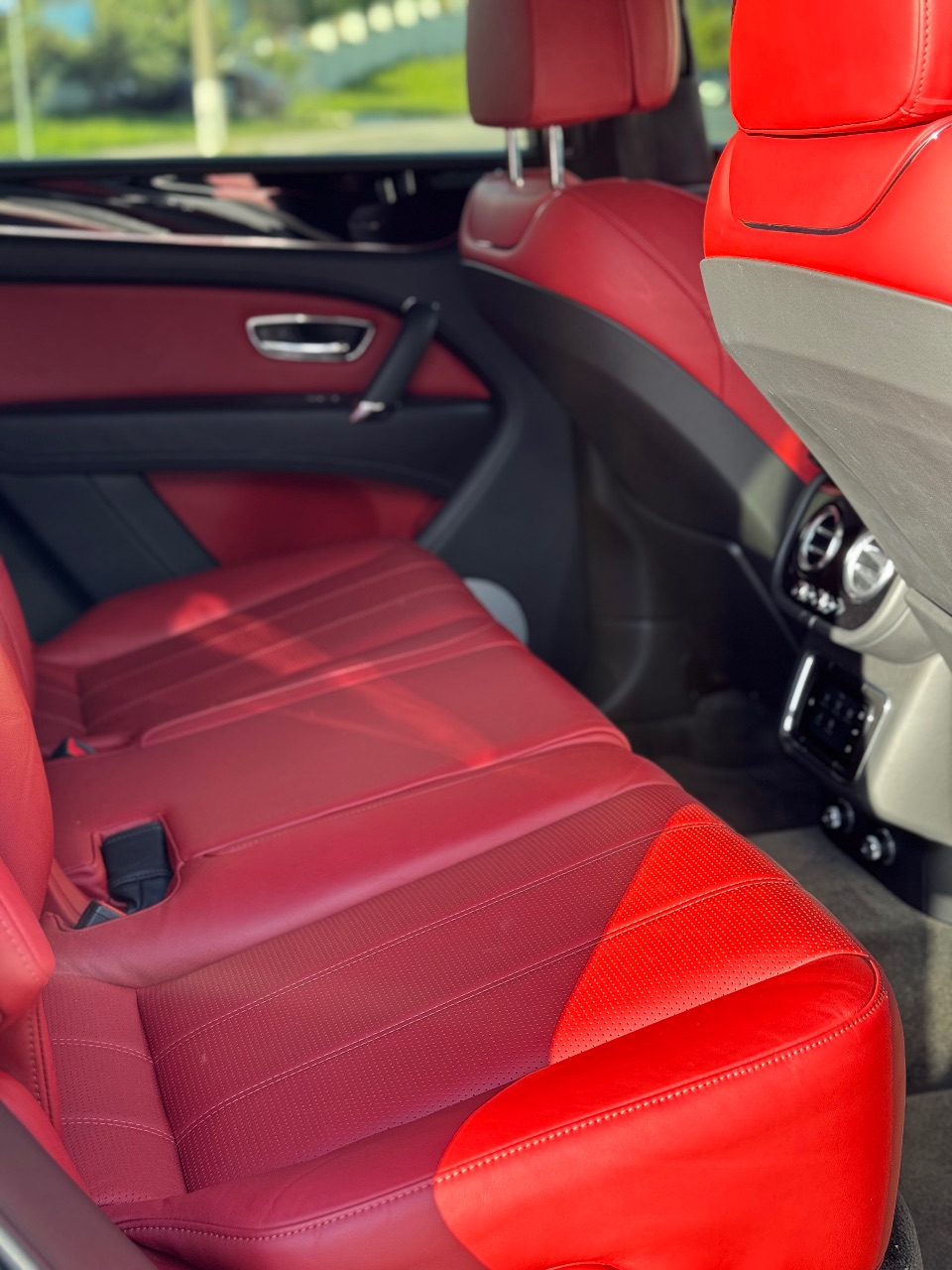 Bentley Bentayga - фото 16