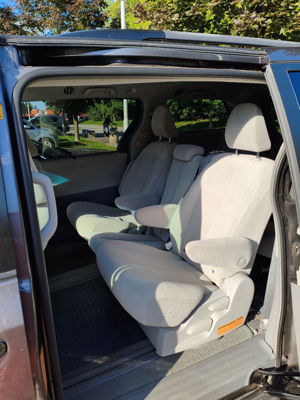 Toyota Sienna - фото 4