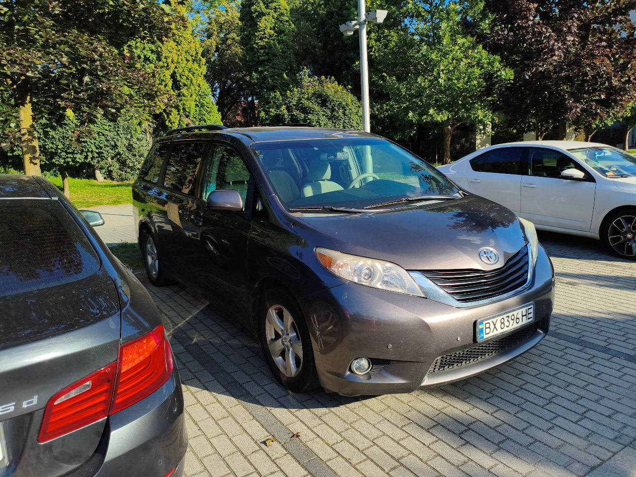 Toyota Sienna - фото 1
