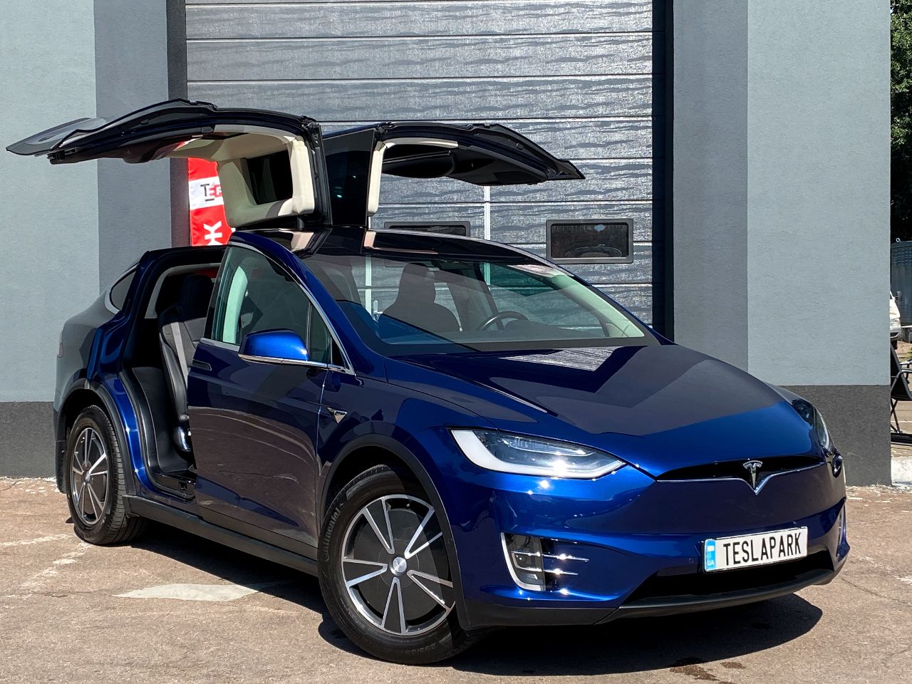 Tesla Model X - фото 1