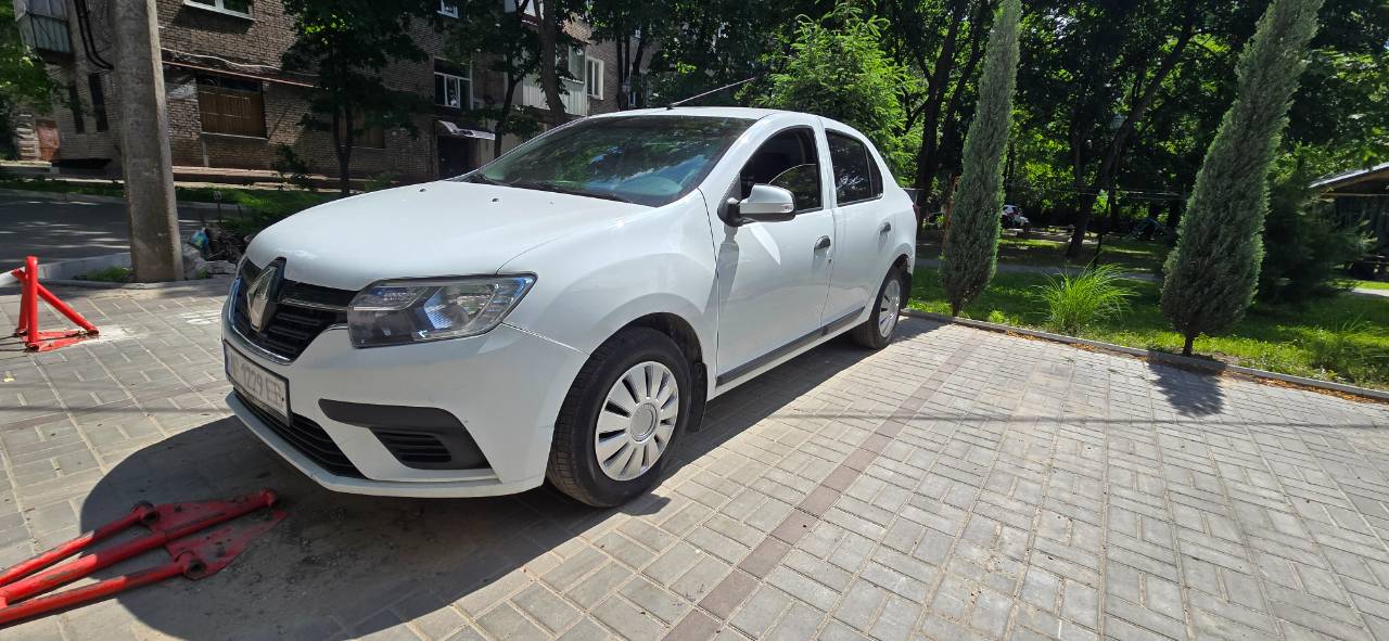 Renault Logan - фото 1