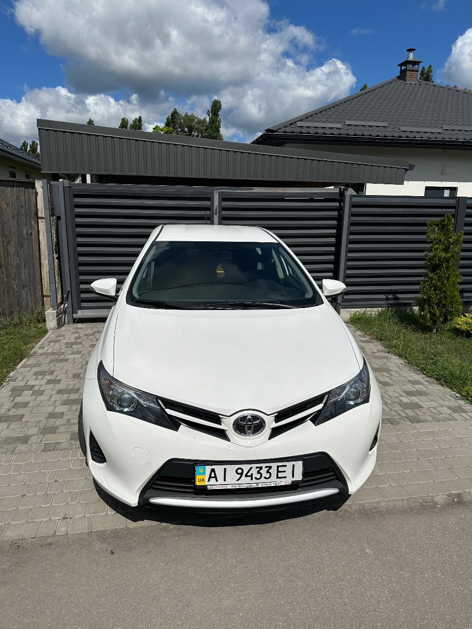 Toyota Auris - фото 1
