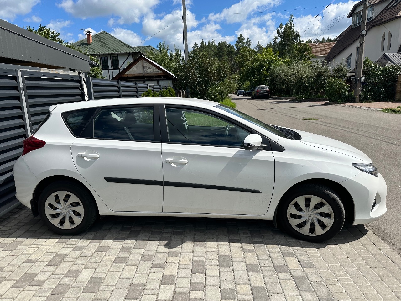 Toyota Auris - фото 3