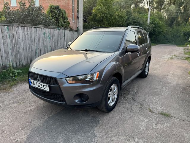 Mitsubishi Outlander - фото 1