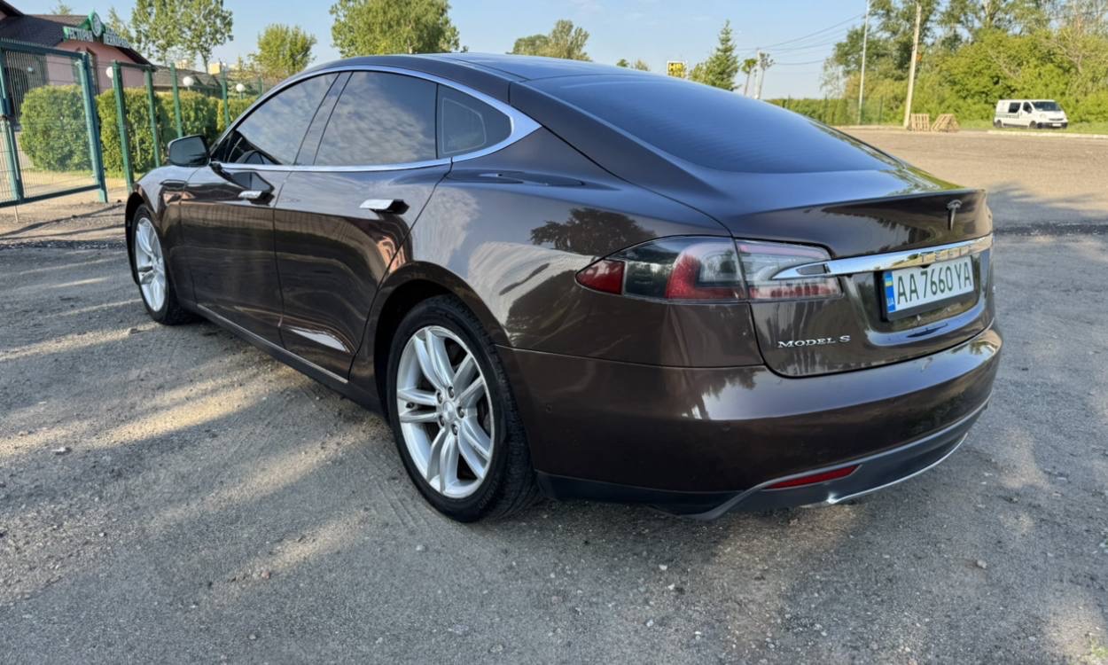 Tesla Model S - фото 8