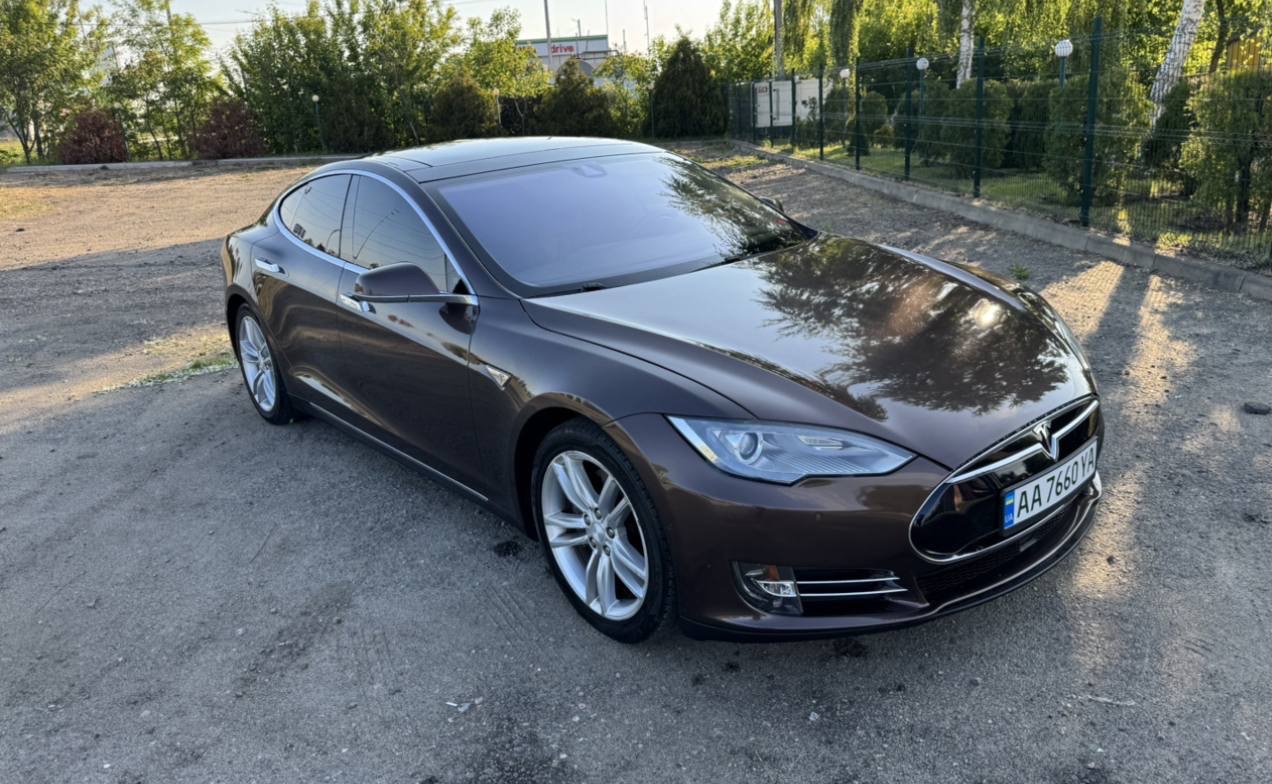 Tesla Model S - фото 1
