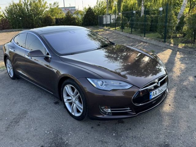 Tesla Model S - фото 1