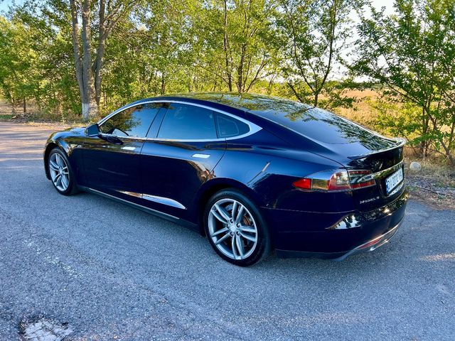 Tesla Model S - фото 1