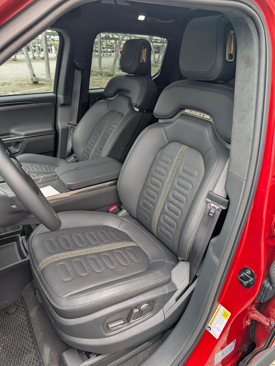 Rivian R1T - фото 16