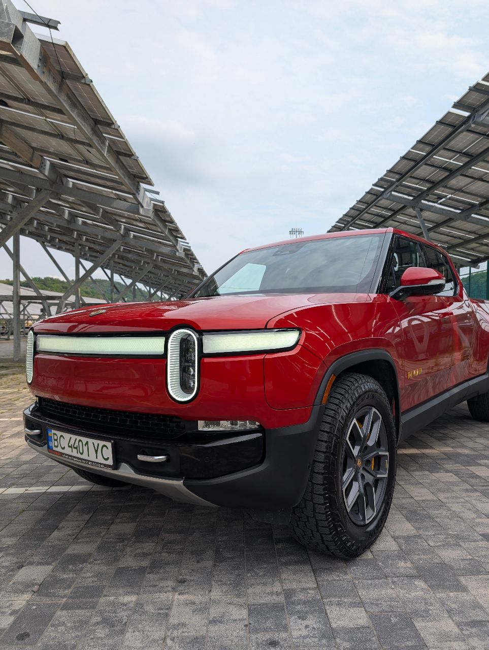 Rivian R1T - фото 1
