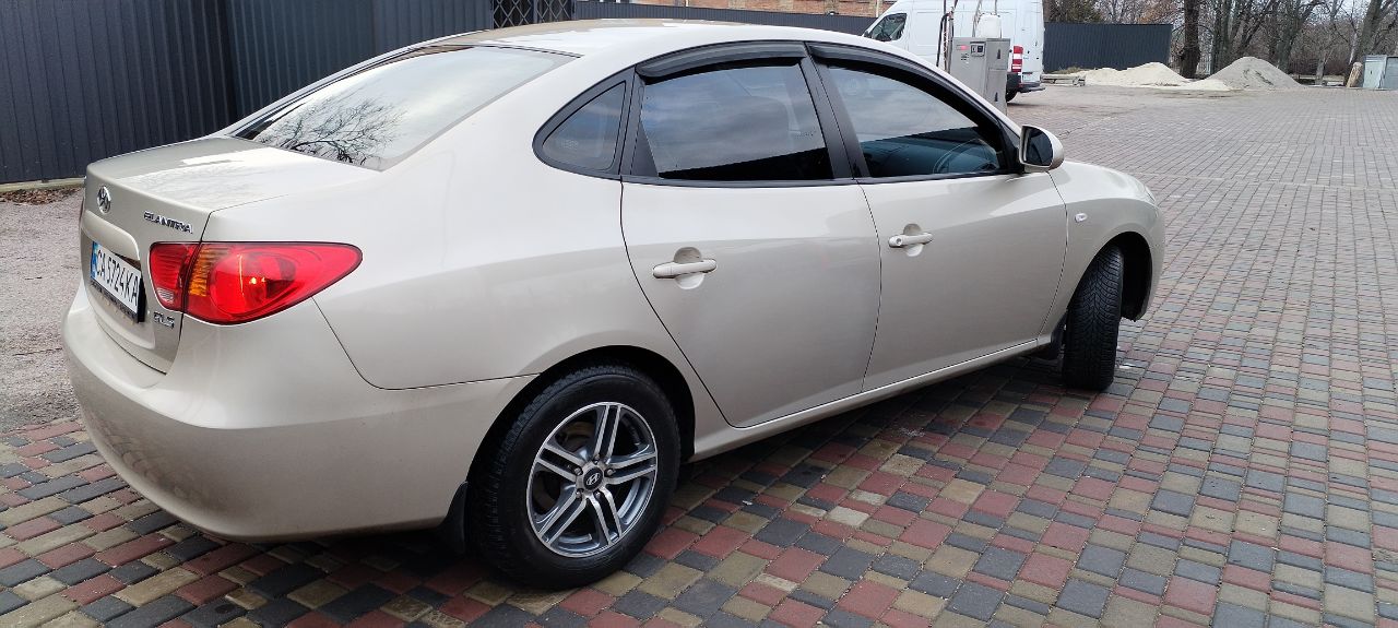 Hyundai Elantra - фото 4