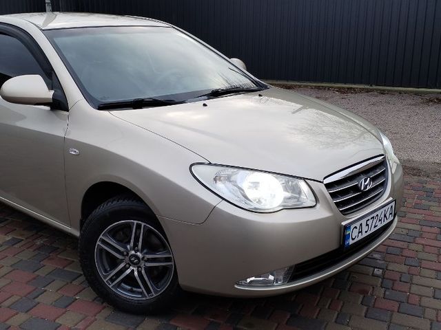 Hyundai Elantra - фото 2