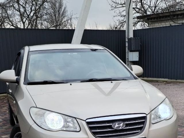 Hyundai Elantra - фото 1