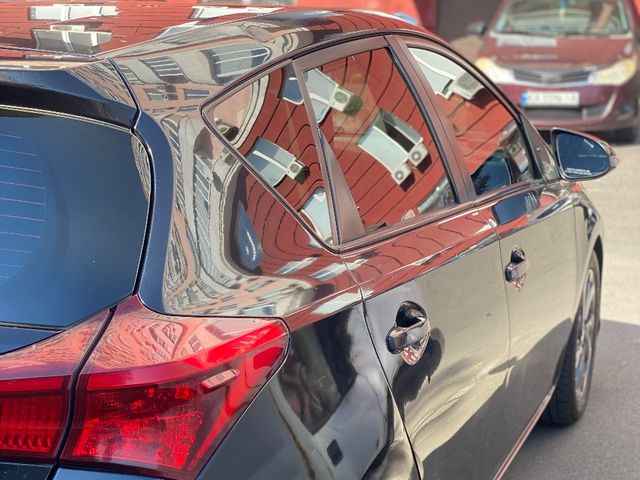 Toyota Auris - фото 1