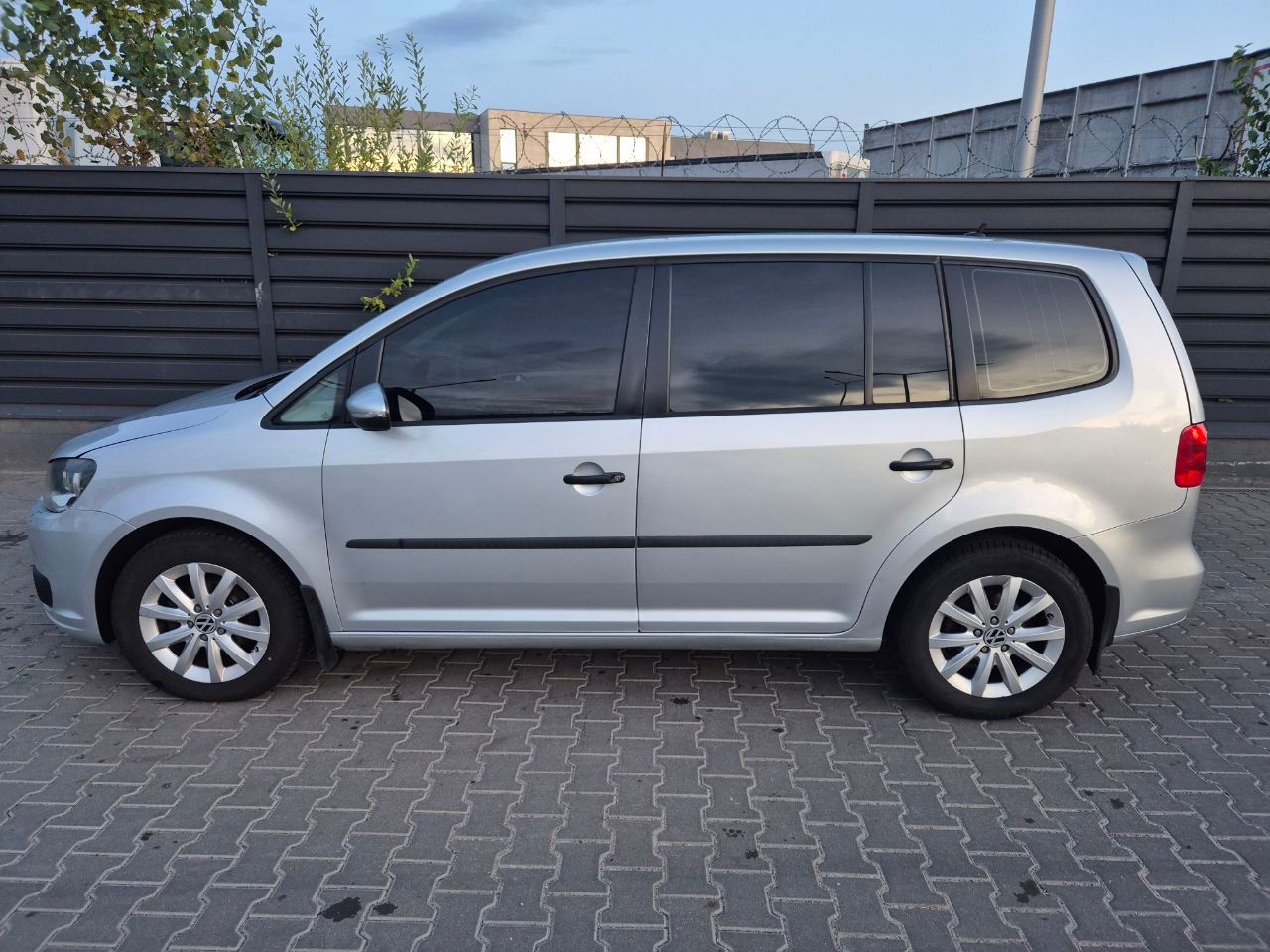 Volkswagen Touran - фото 1