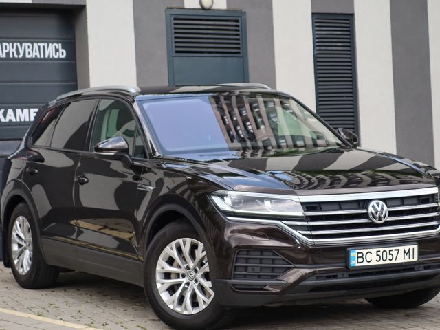 Volkswagen Touareg - фото 1