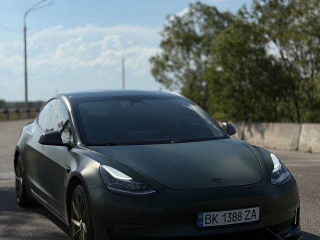 Tesla Model 3 - фото 1