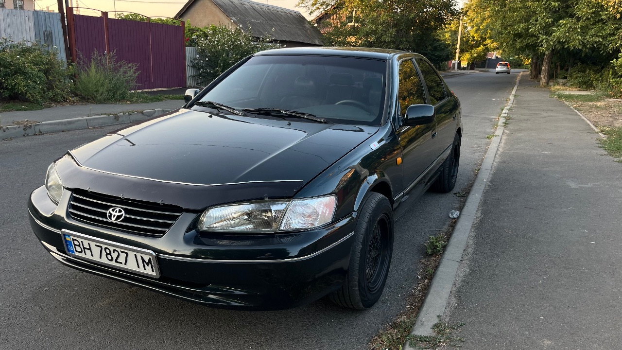 Toyota Camry - фото 1