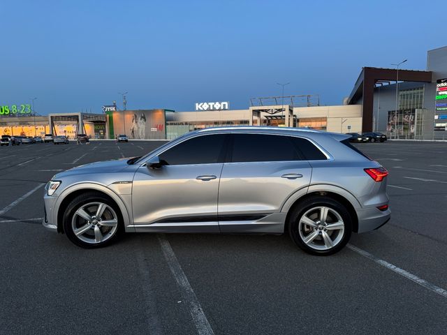 Audi e-tron - фото 3