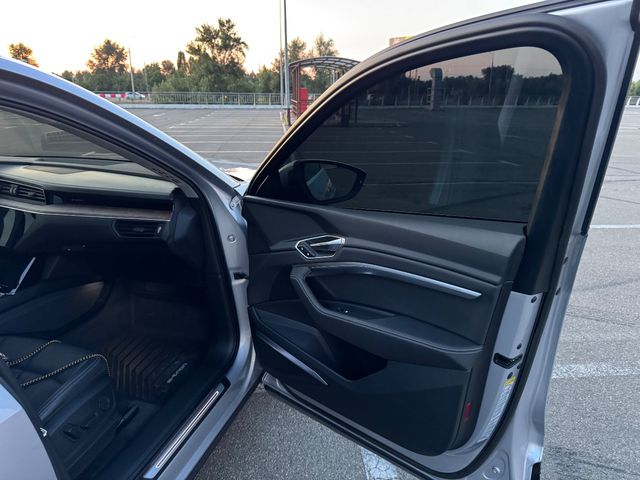 Audi e-tron - фото 4