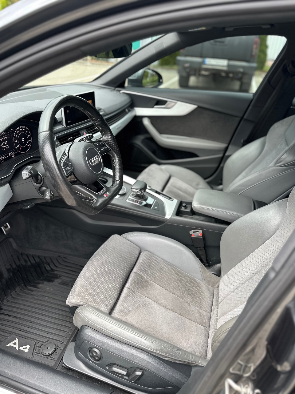 Audi A4 - фото 8