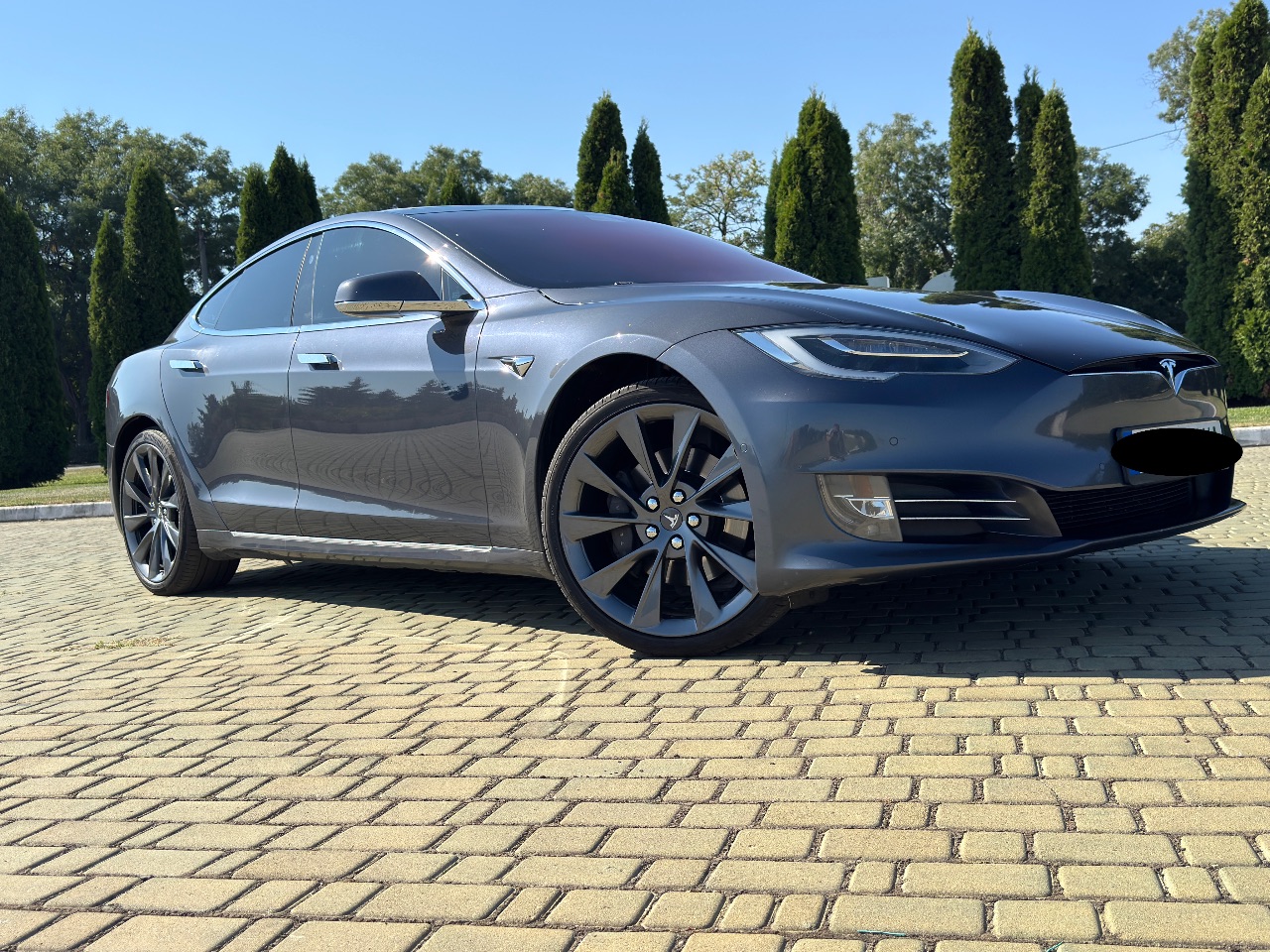 Tesla Model S - фото 1