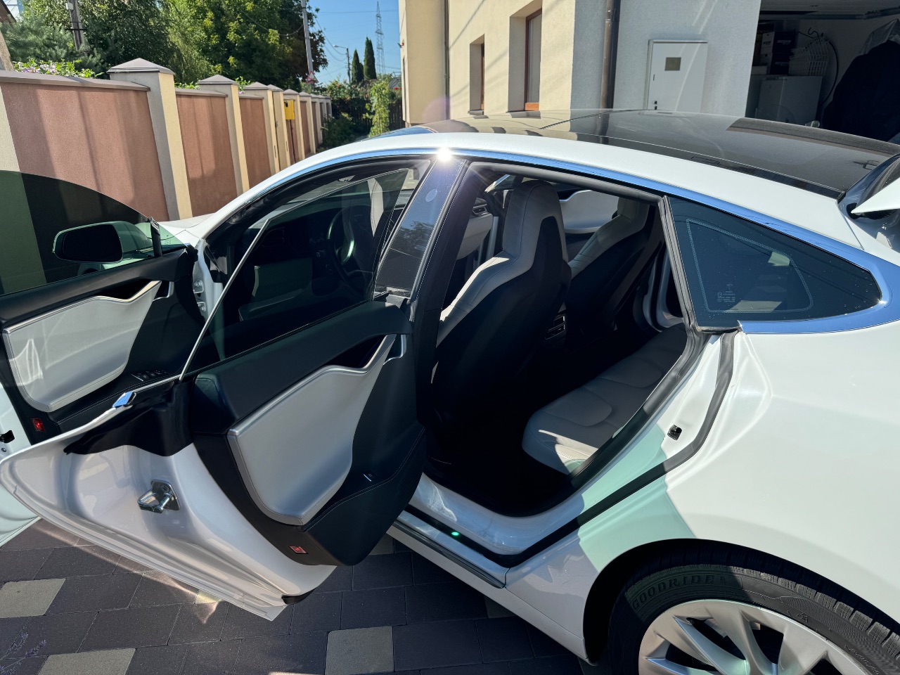 Tesla Model S - фото 11