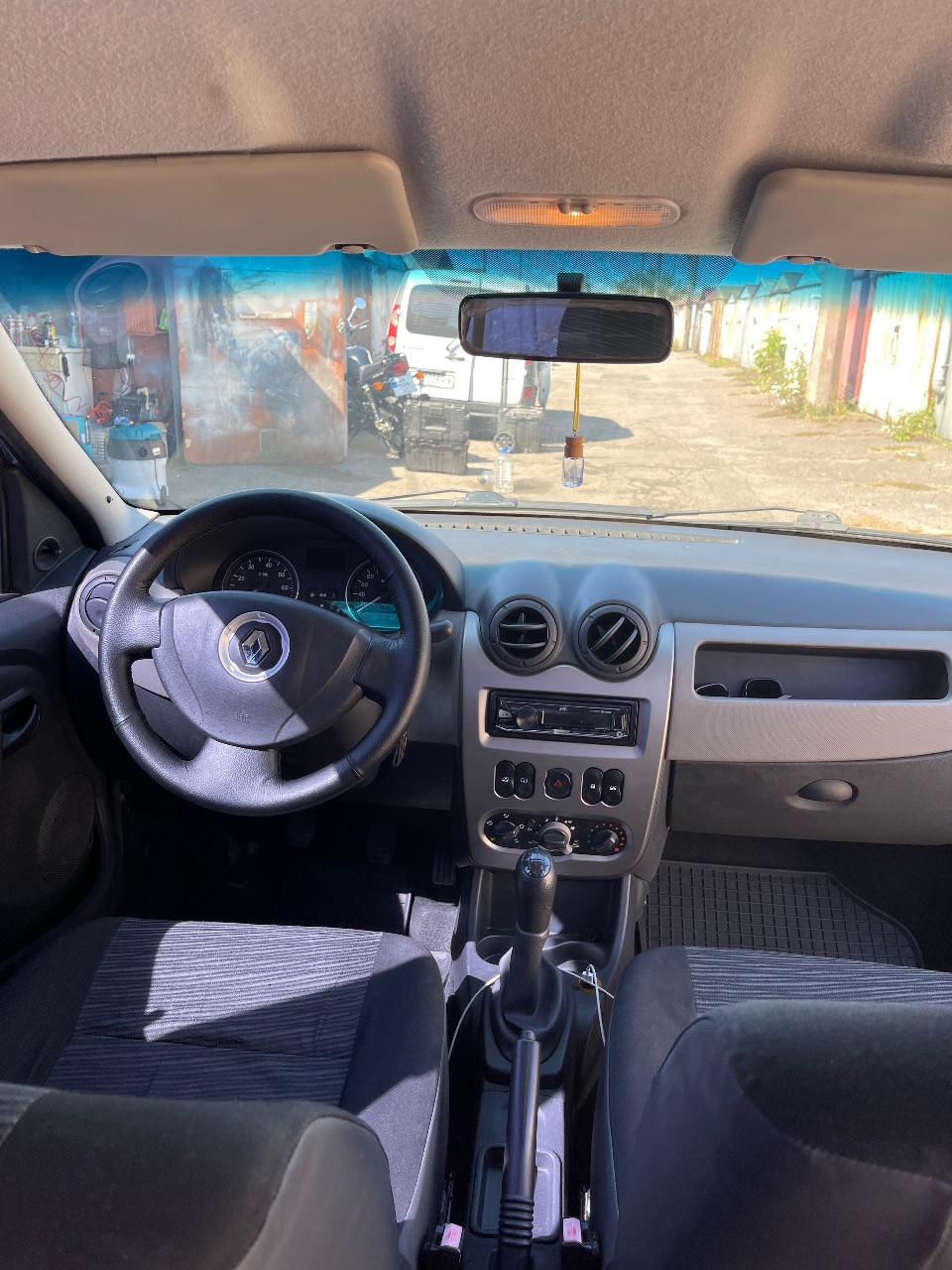 Renault Logan - фото 10