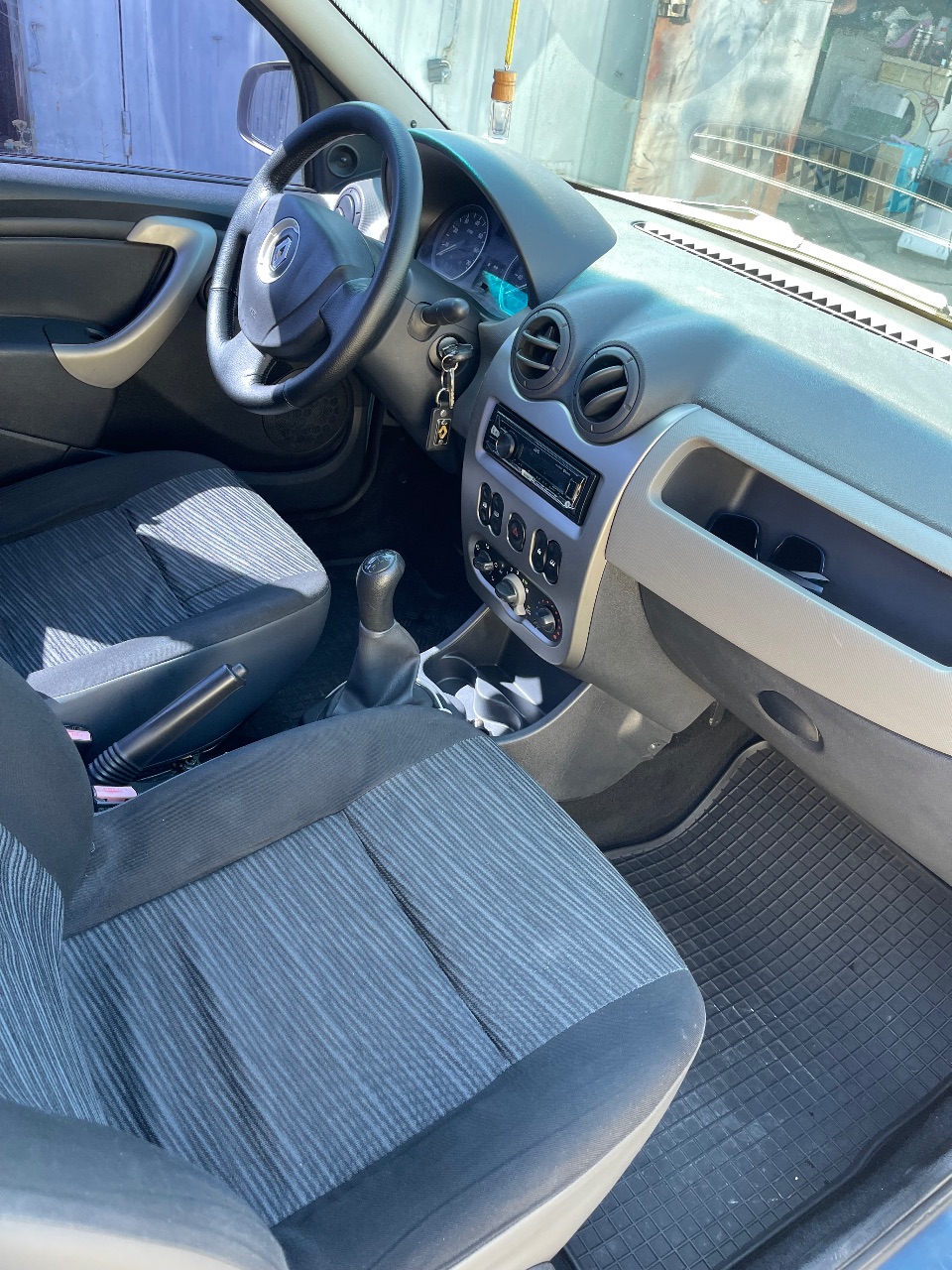 Renault Logan - фото 8