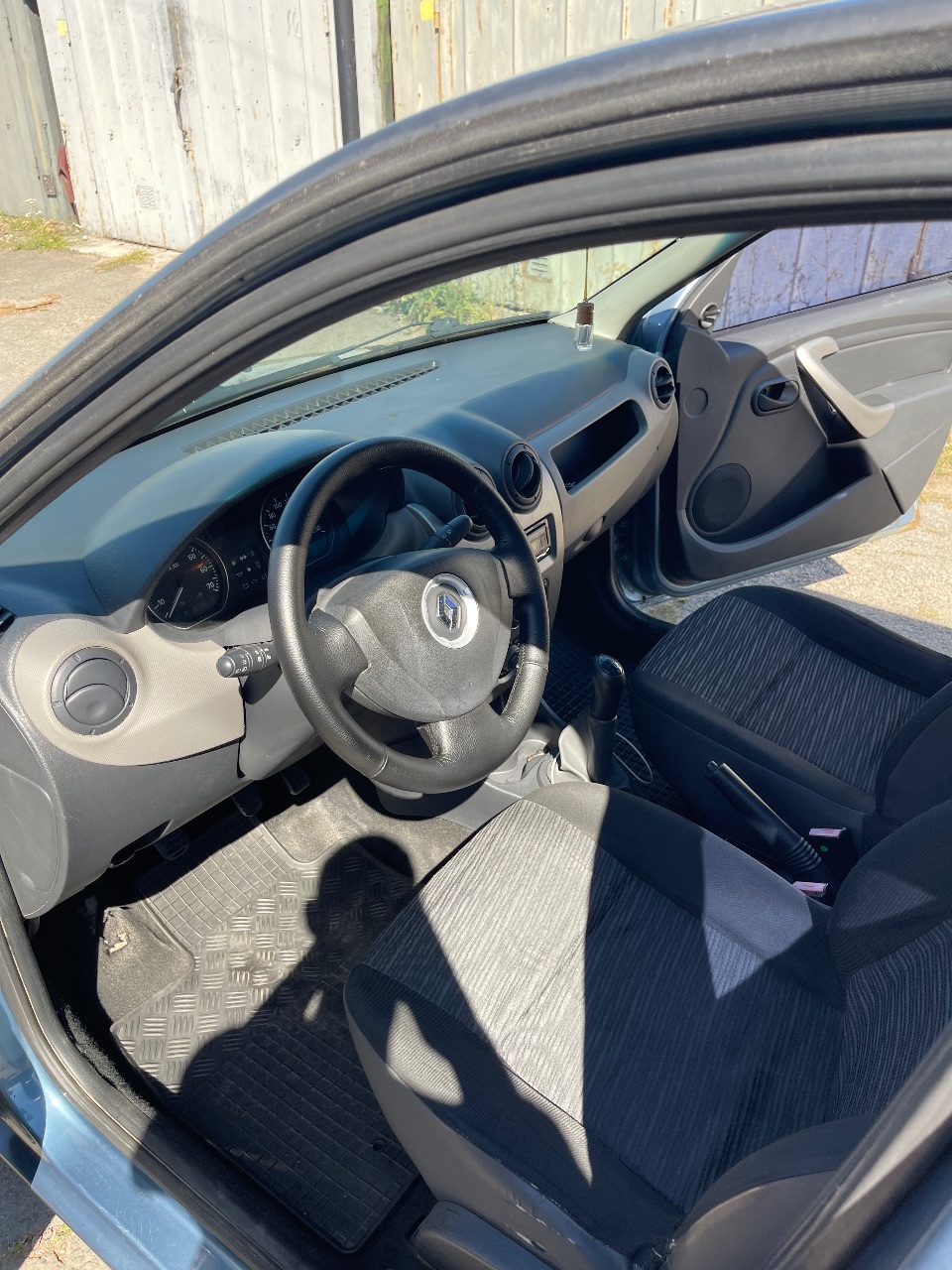 Renault Logan - фото 13