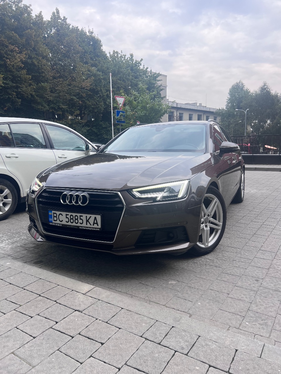 Audi A4 - фото 1