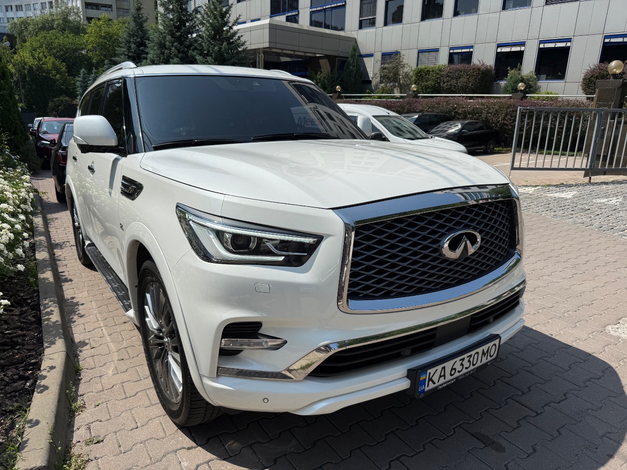 Infiniti QX80 - фото 1
