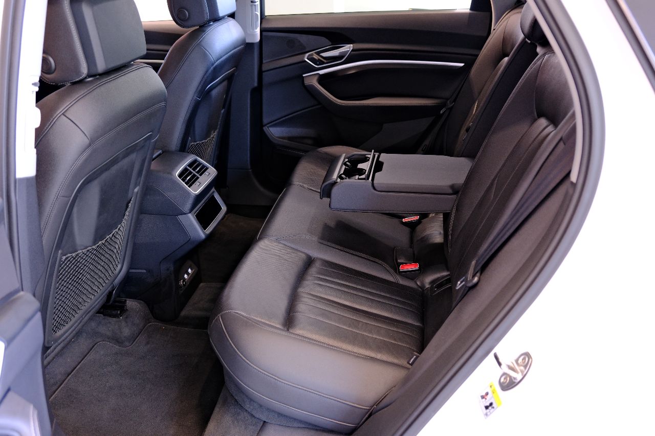 Audi e-tron - фото 8