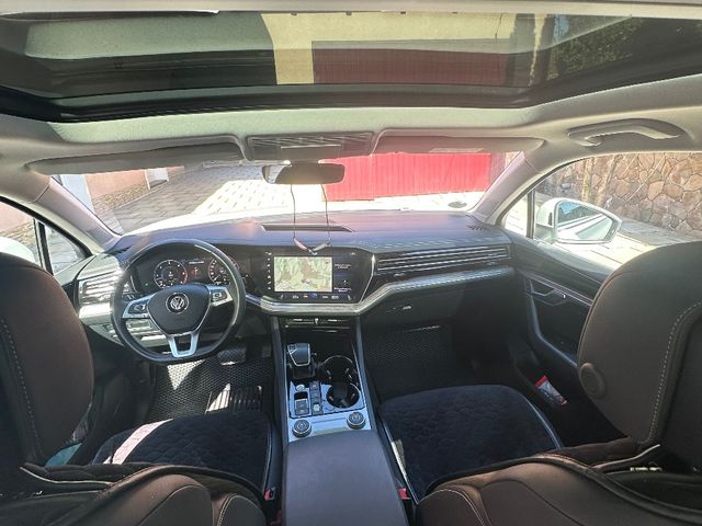 Volkswagen Touareg - фото 1