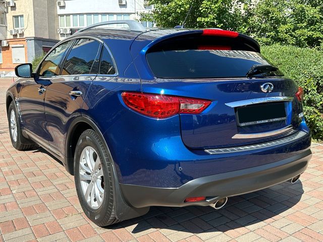 Infiniti QX70 - фото 2