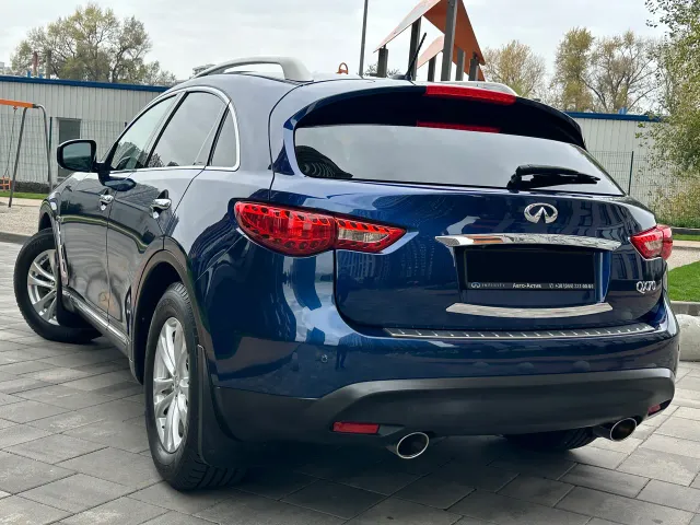 Infiniti QX70 - фото 2