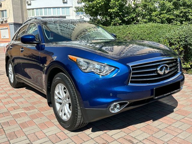 Infiniti QX70 - фото 1