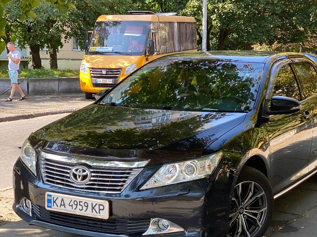 Toyota Camry - фото 1