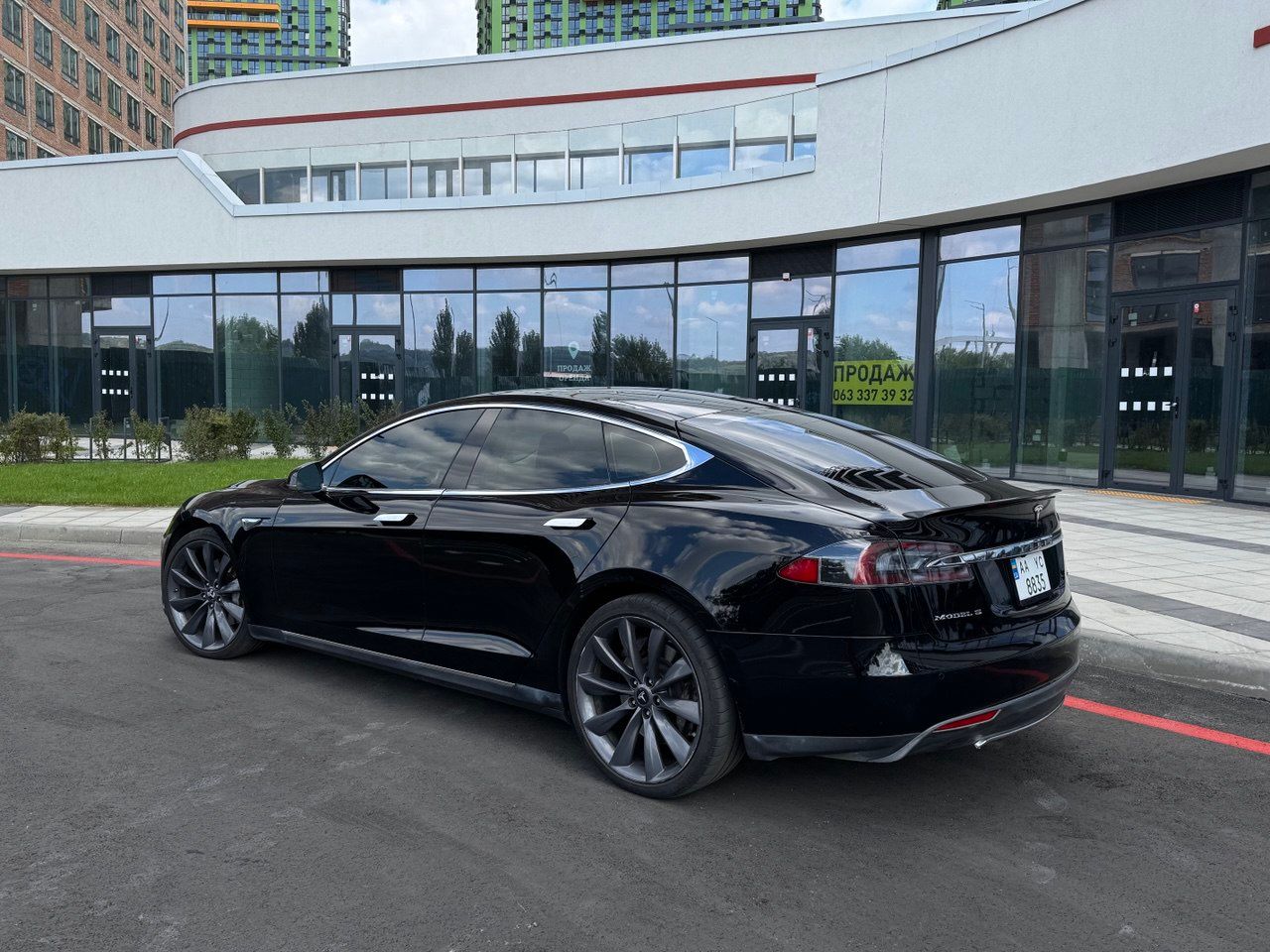 Tesla Model S - фото 1
