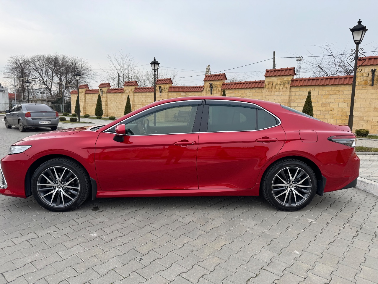 Toyota Camry - фото 1