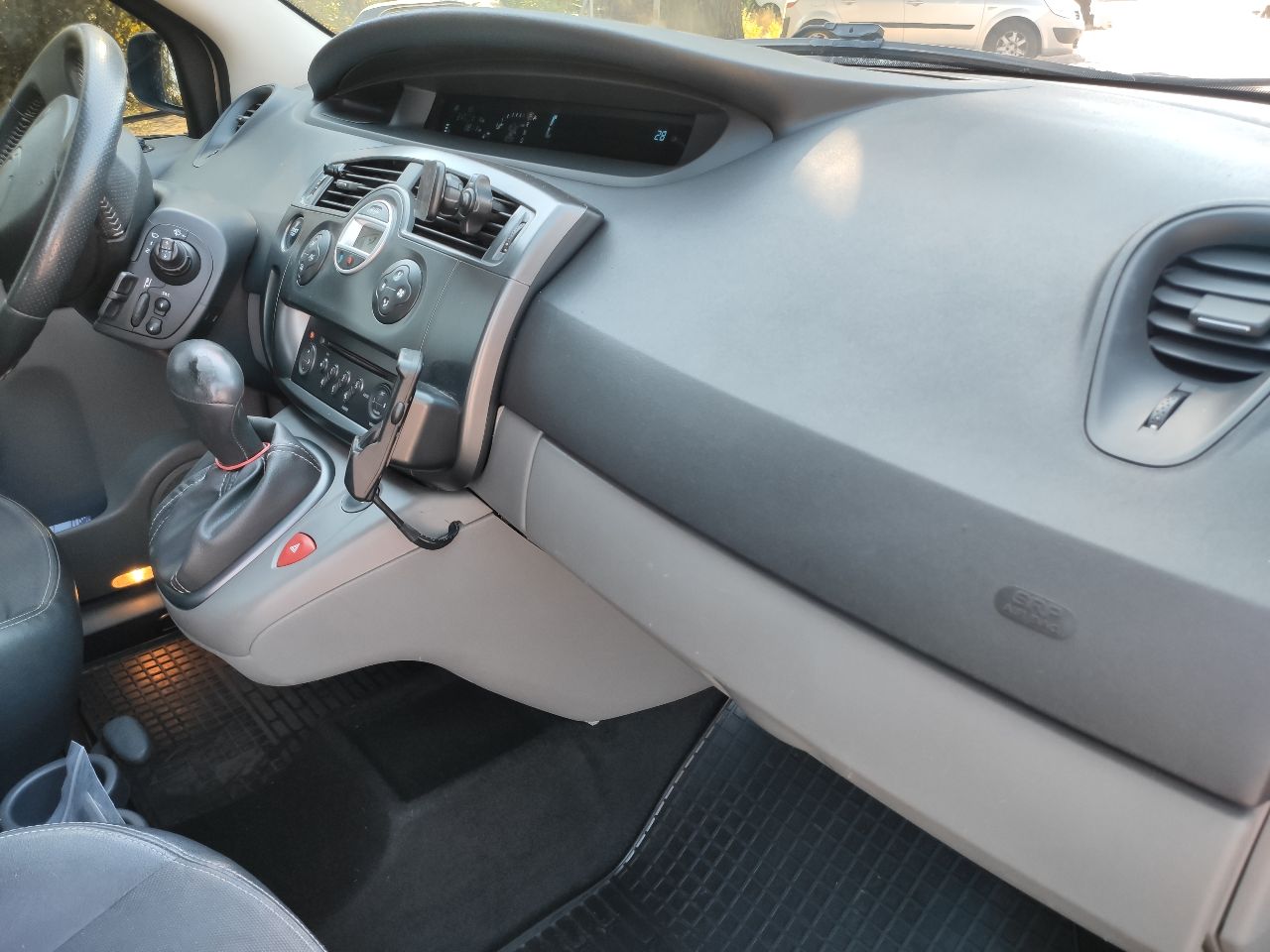 Renault Scenic - фото 7